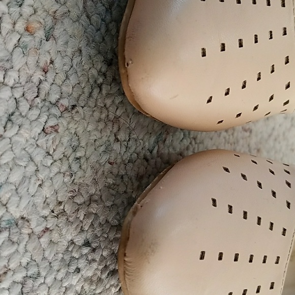 Nude pointed flats w/ gold accents size 7.5 - Picture 4 of 7